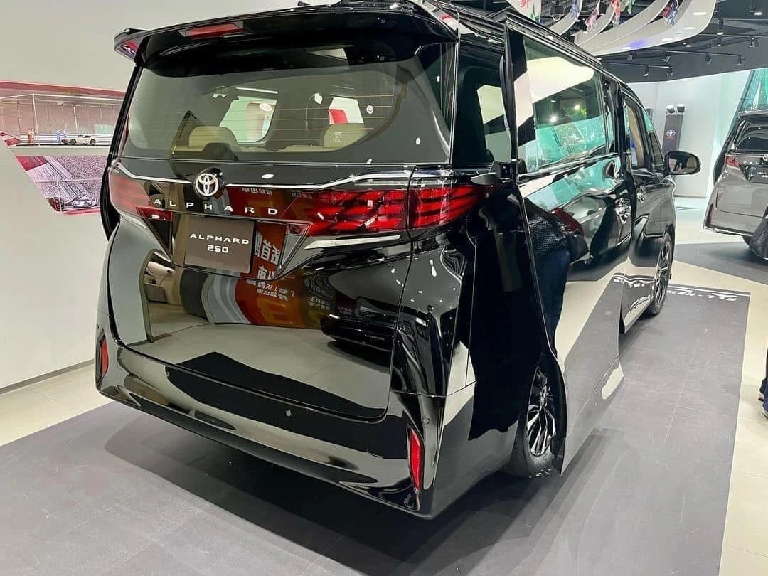 Toyota Alphard 2.5 HEV-8