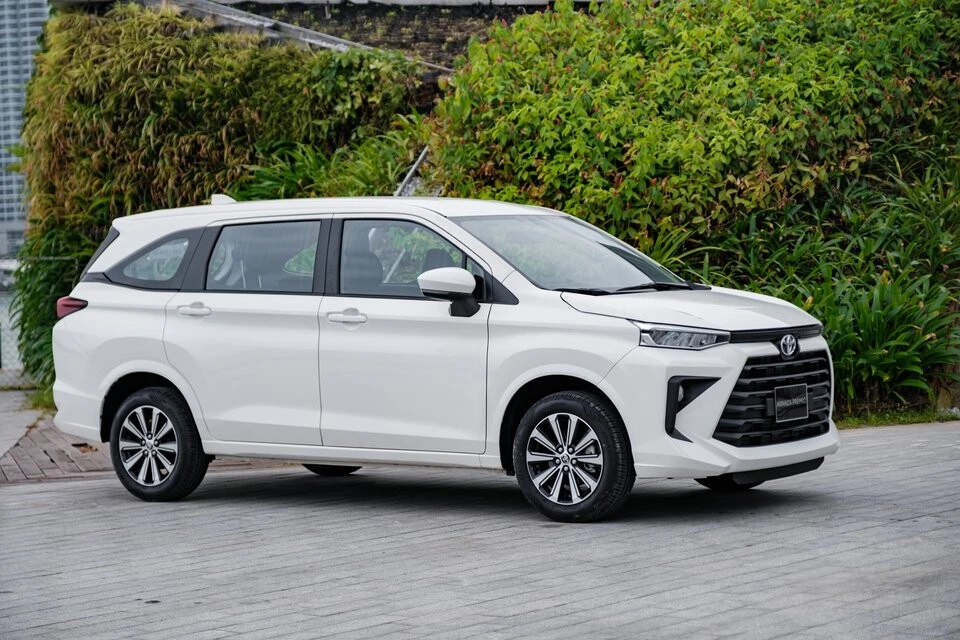 Toyota Avanza Premio-3