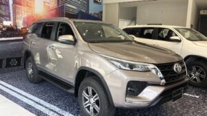 Toyota Fortuner 2.7 AT Xăng 4x2-3