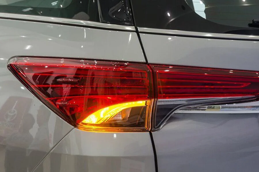 Toyota Fortuner 2.7AT Xăng 4x4-5